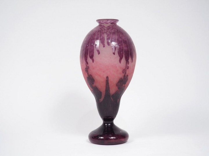 LE VERRE FRANCAIS. "Dahlias". Vase en verre à décor mauve sur fond ros