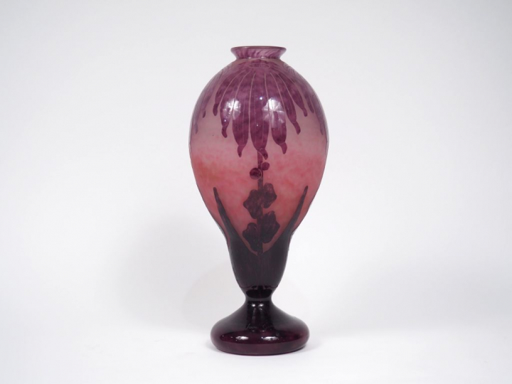 LE VERRE FRANCAIS. "Dahlias". Vase en verre à décor mauve sur fond ros