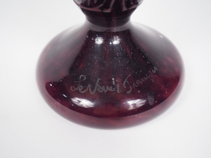 LE VERRE FRANCAIS. "Dahlias". Vase en verre à décor mauve sur fond ros