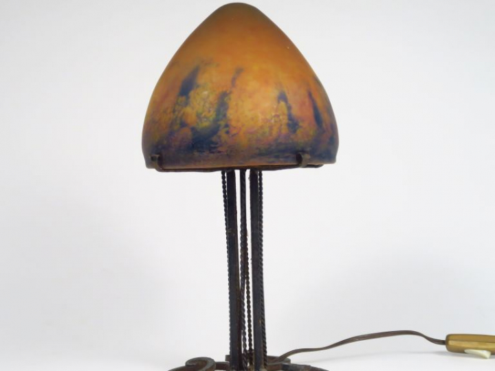 LE VERRE FRANCAIS. Lampe en fer forgé et verre poudré bleu et jaune or