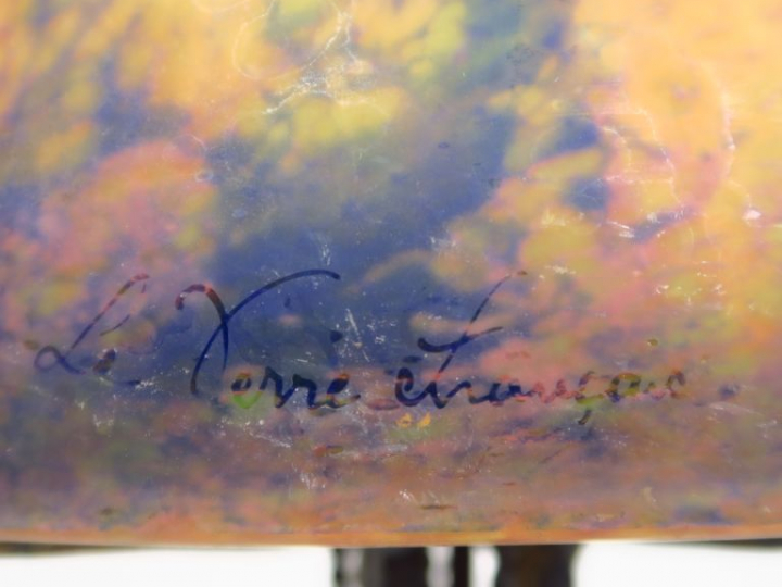 LE VERRE FRANCAIS. Lampe en fer forgé et verre poudré bleu et jaune or