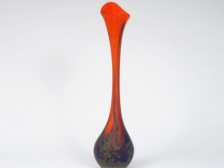 LE VERRE FRANCAIS. Grand vase soliflore en verre poudré orange, bleu e