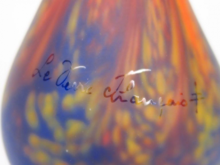 LE VERRE FRANCAIS. Grand vase soliflore en verre poudré orange, bleu e