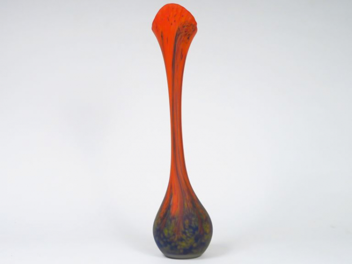 LE VERRE FRANCAIS. Grand vase soliflore en verre poudré orange, bleu e