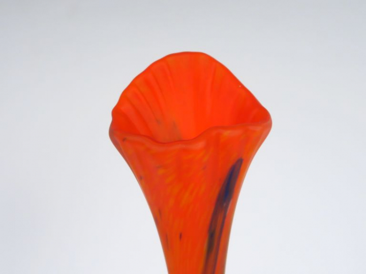 LE VERRE FRANCAIS. Grand vase soliflore en verre poudré orange, bleu e