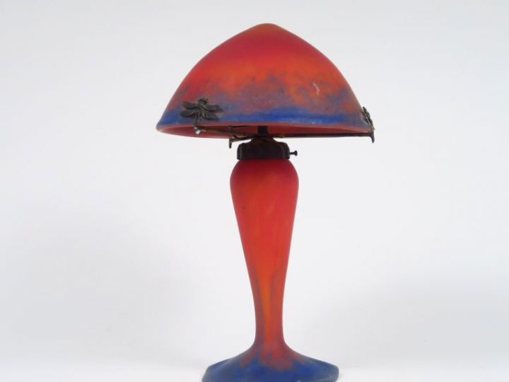 LE VERRE FRANCAIS. Lampe en verre poudré orange et bleu, monture en br