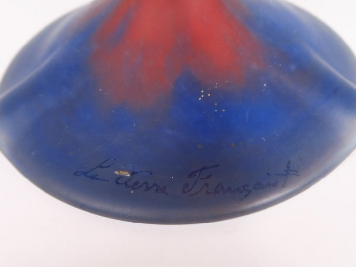 LE VERRE FRANCAIS. Lampe en verre poudré orange et bleu, monture en br