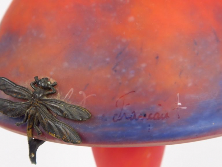 LE VERRE FRANCAIS. Lampe en verre poudré orange et bleu, monture en br