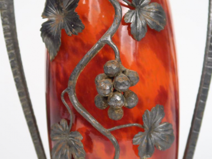 DELATTE. Vase en verre poudré orange, monture en fer forgé à décor de 