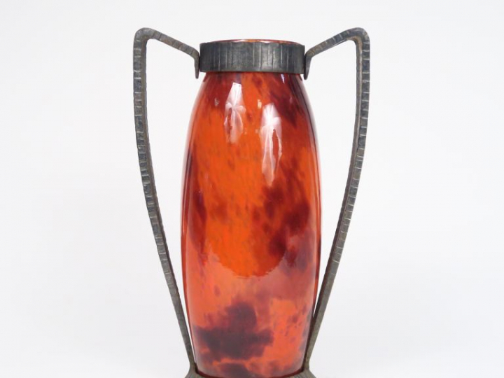 DELATTE. Vase en verre poudré orange, monture en fer forgé à décor de 