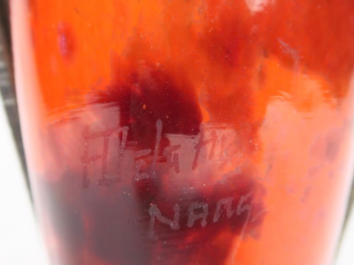 DELATTE. Vase en verre poudré orange, monture en fer forgé à décor de 