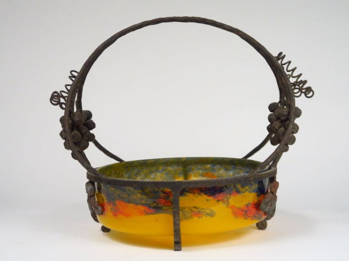 Coupe à anse 1930 en verre poudré jaune orange et bleu, monture en fer