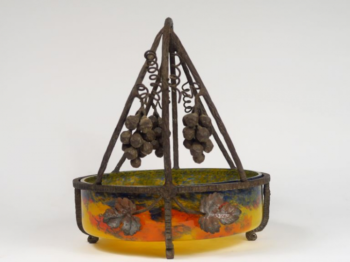 Coupe à anse 1930 en verre poudré jaune orange et bleu, monture en fer