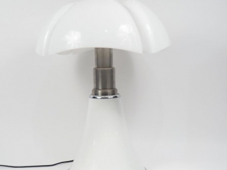 Vente aux enchères Gae Aulenti - Martinelli Luce éditeur.  Lampe Pipistrello.  Modèle dat
