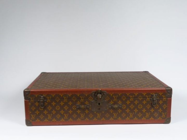 Louis VUITTON. Valise en cuir. Dim. : 47 x 71 x 18 cm. (manque la poig