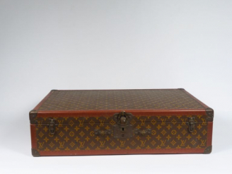 Vente aux enchères Louis VUITTON. Valise en cuir. Dim. : 47 x 71 x 18 cm. (manque la poig