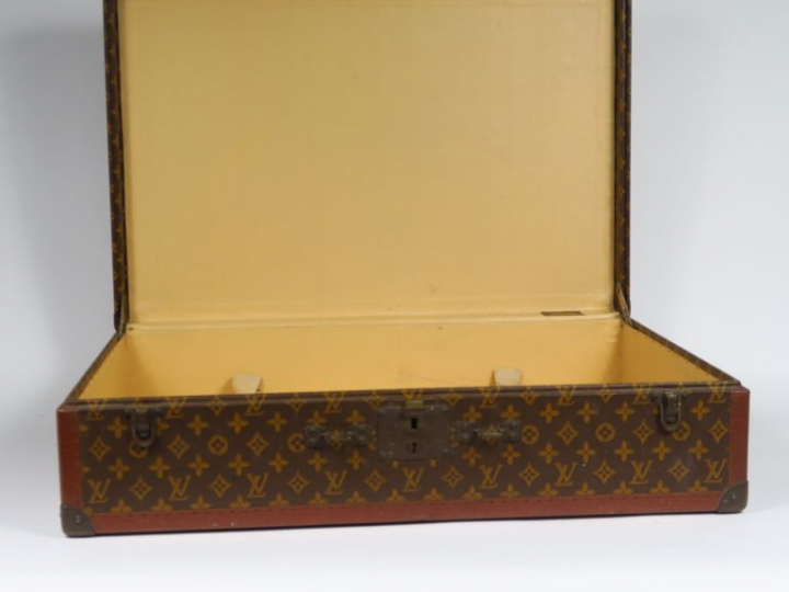Louis VUITTON. Valise en cuir. Dim. : 47 x 71 x 18 cm. (manque la poig