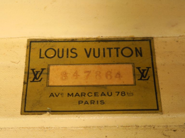 Louis VUITTON. Valise en cuir. Dim. : 47 x 71 x 18 cm. (manque la poig