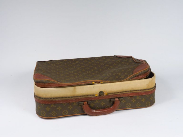 Louis VUITTON. Valise souple en cuir. Dim. : 36,5 x 49 x 12 cm. (Usure