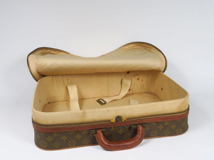 Louis VUITTON. Valise souple en cuir. Dim. : 36,5 x 49 x 12 cm. (Usure