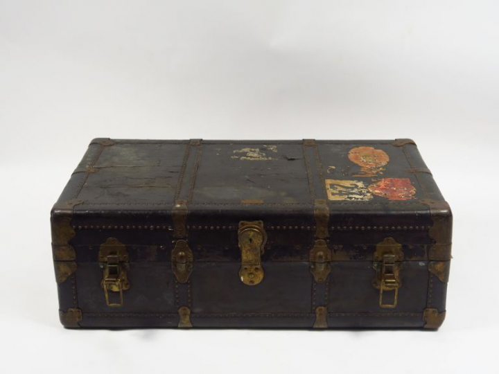 NEVERBREAK. Malle en cuir et bois. Dim. : 54 x 92 x 31 cm. (Etat d'usa