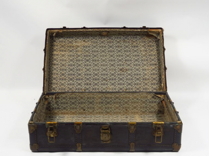 NEVERBREAK. Malle en cuir et bois. Dim. : 54 x 92 x 31 cm. (Etat d'usa