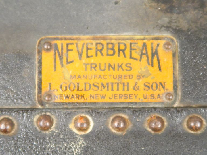 NEVERBREAK. Malle en cuir et bois. Dim. : 54 x 92 x 31 cm. (Etat d'usa