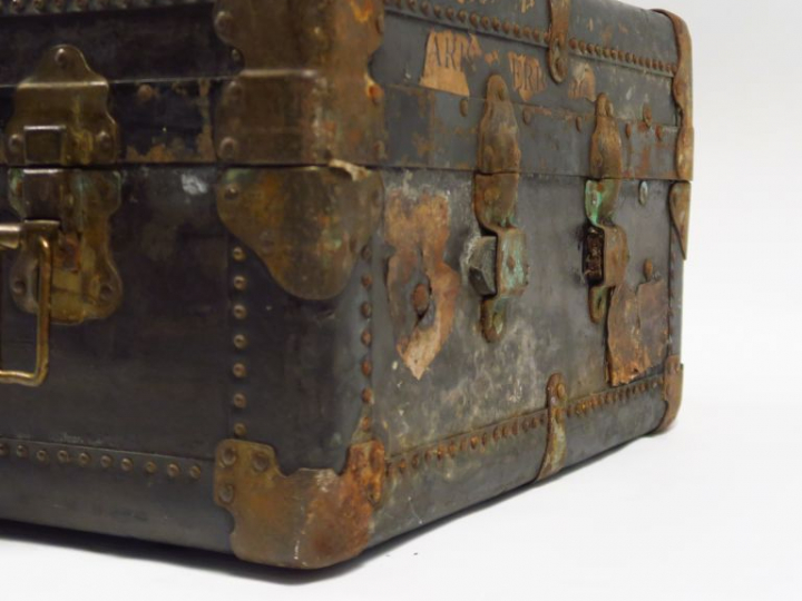 NEVERBREAK. Malle en cuir et bois. Dim. : 54 x 92 x 31 cm. (Etat d'usa