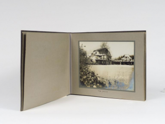 Vente aux enchères Album de 18 photographies "Memento of the occupation of the Casino de 