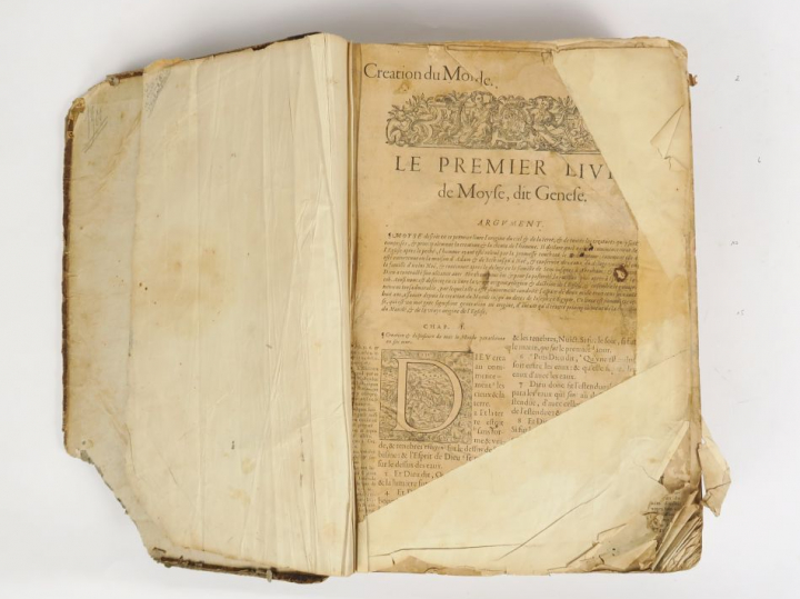 Bible XVIème (incomplète de sa page de titre, reliure fort usagée).