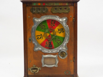 Vente aux enchères Machine à sous "Roulette Bussoz". Dim. 67 x 21 x 49 cm.