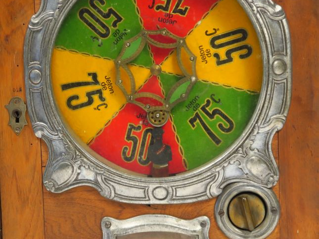Machine à sous "Roulette Bussoz". Dim. 67 x 21 x 49 cm.