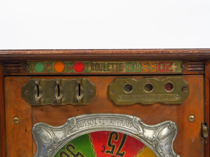 Machine à sous "Roulette Bussoz". Dim. 67 x 21 x 49 cm.