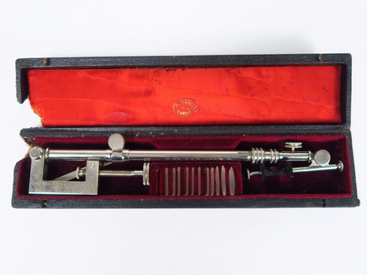 P. BERVILLE. Appareil chambre claire universelle dans son coffret.