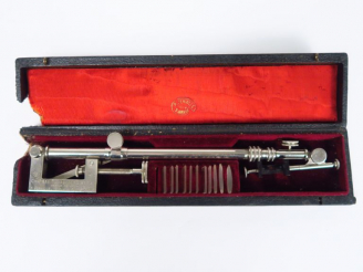 Vente aux enchères P. BERVILLE. Appareil chambre claire universelle dans son coffret.