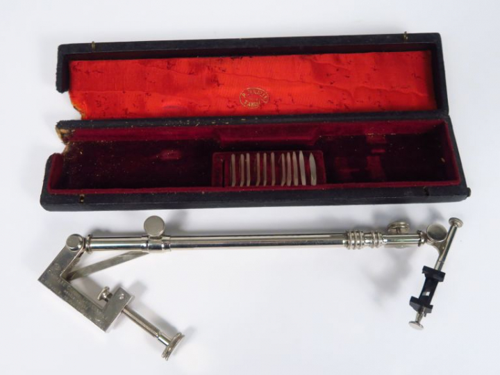 P. BERVILLE. Appareil chambre claire universelle dans son coffret.