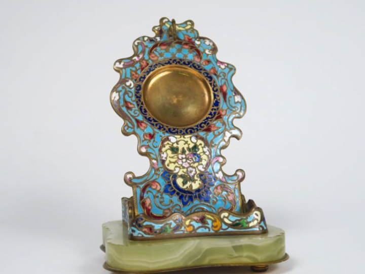 Porte montre Napoléon III en émail cloisonné et onyx. H. : 15,5 cm.