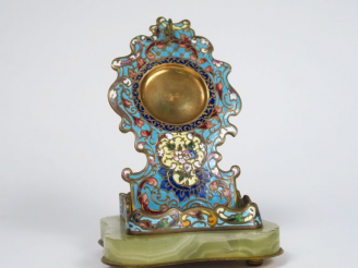 Vente aux enchères Porte montre Napoléon III en émail cloisonné et onyx. H. : 15,5 cm.