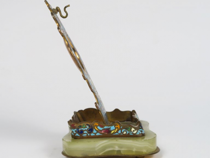 Porte montre Napoléon III en émail cloisonné et onyx. H. : 15,5 cm.
