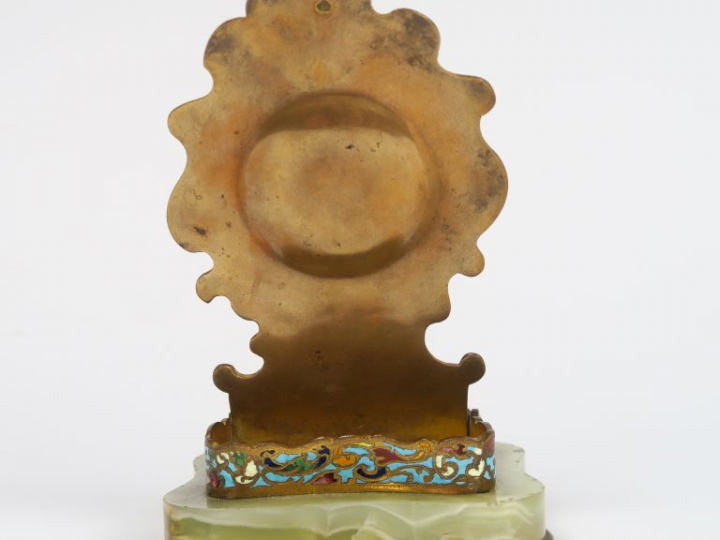 Porte montre Napoléon III en émail cloisonné et onyx. H. : 15,5 cm.