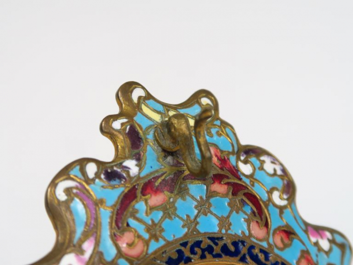 Porte montre Napoléon III en émail cloisonné et onyx. H. : 15,5 cm.