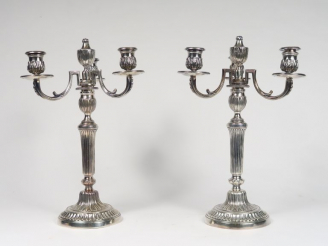 Vente aux enchères Paire de candélabres de style Louis XVI en bronze argenté, à décor de 