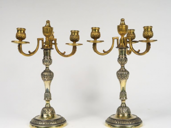 Paire de candélabres XIXème de style Louis XVI en bronze à décor de fe