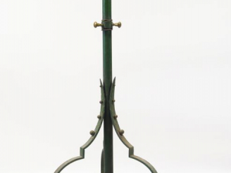 Vente aux enchères Porte cierge fin XIXème en fer forgé et tôle laquée vert et doré