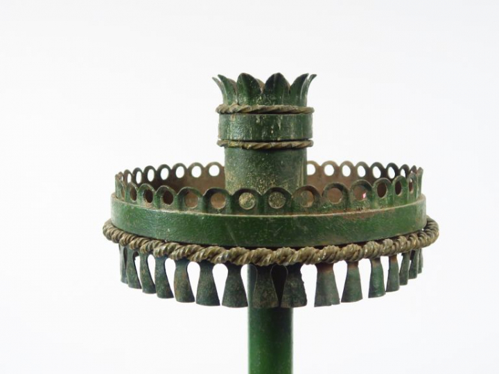 Porte cierge fin XIXème en fer forgé et tôle laquée vert et doré