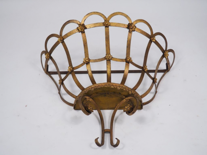Jardinière murale en tôle et fer forgé doré. Dim. : 63 cm.