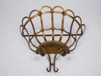 Vente aux enchères Jardinière murale en tôle et fer forgé doré. Dim. : 63 cm.