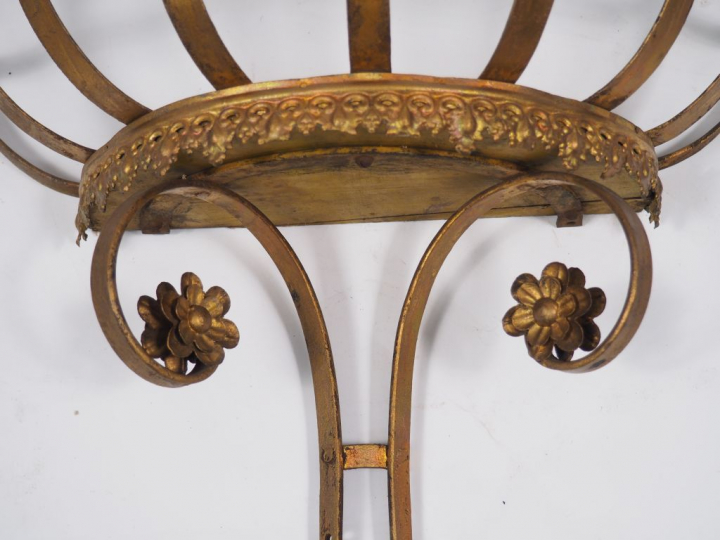 Jardinière murale en tôle et fer forgé doré. Dim. : 63 cm.