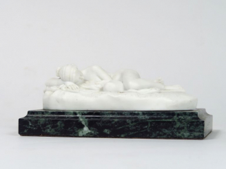 Vente aux enchères Sujet XIXème en biscuit "Jeune fille endormie" sur un socle en marbre 