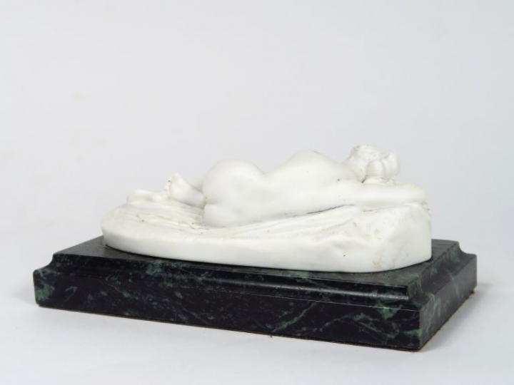 Sujet XIXème en biscuit "Jeune fille endormie" sur un socle en marbre 